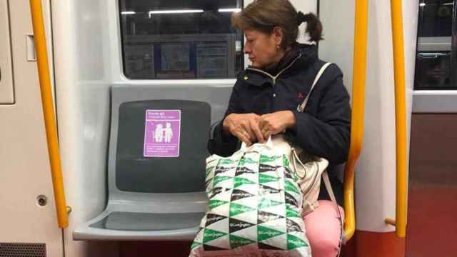 El significado de las pegatinas que vas a ver a partir de ahora en el Metro de Madrid