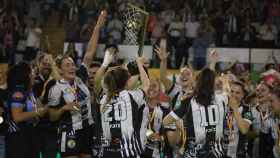 El Balonmano Costa del Sol levanta el título de la Liga Guerreras Iberdrola.