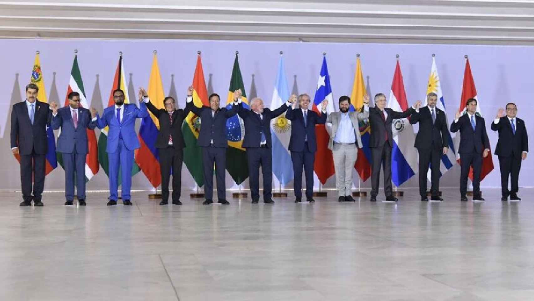 Reunión de líderes sudamericanos en cumbre de UNASUR.