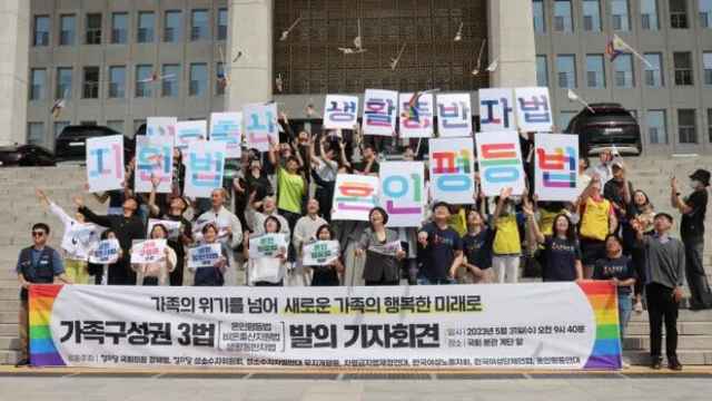 Los partidarios de la igualdad en el matrimonio se reúnen este miércoles frente a la Asamblea Nacional en Seúl, Corea del Sur.