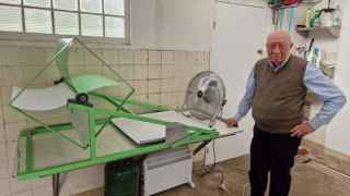 El versátil aerogenerador de balcón inventado por un jubilado de 88 años para tener energía barata