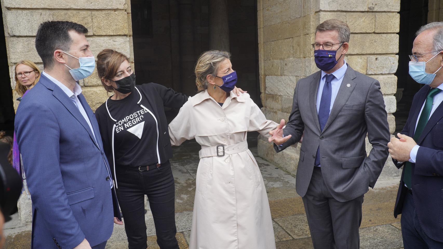 Yolanda Díaz, entre Marta Lois y Alberto Núñez Feijóo, entonces presidente de la Xunta de Galicia.