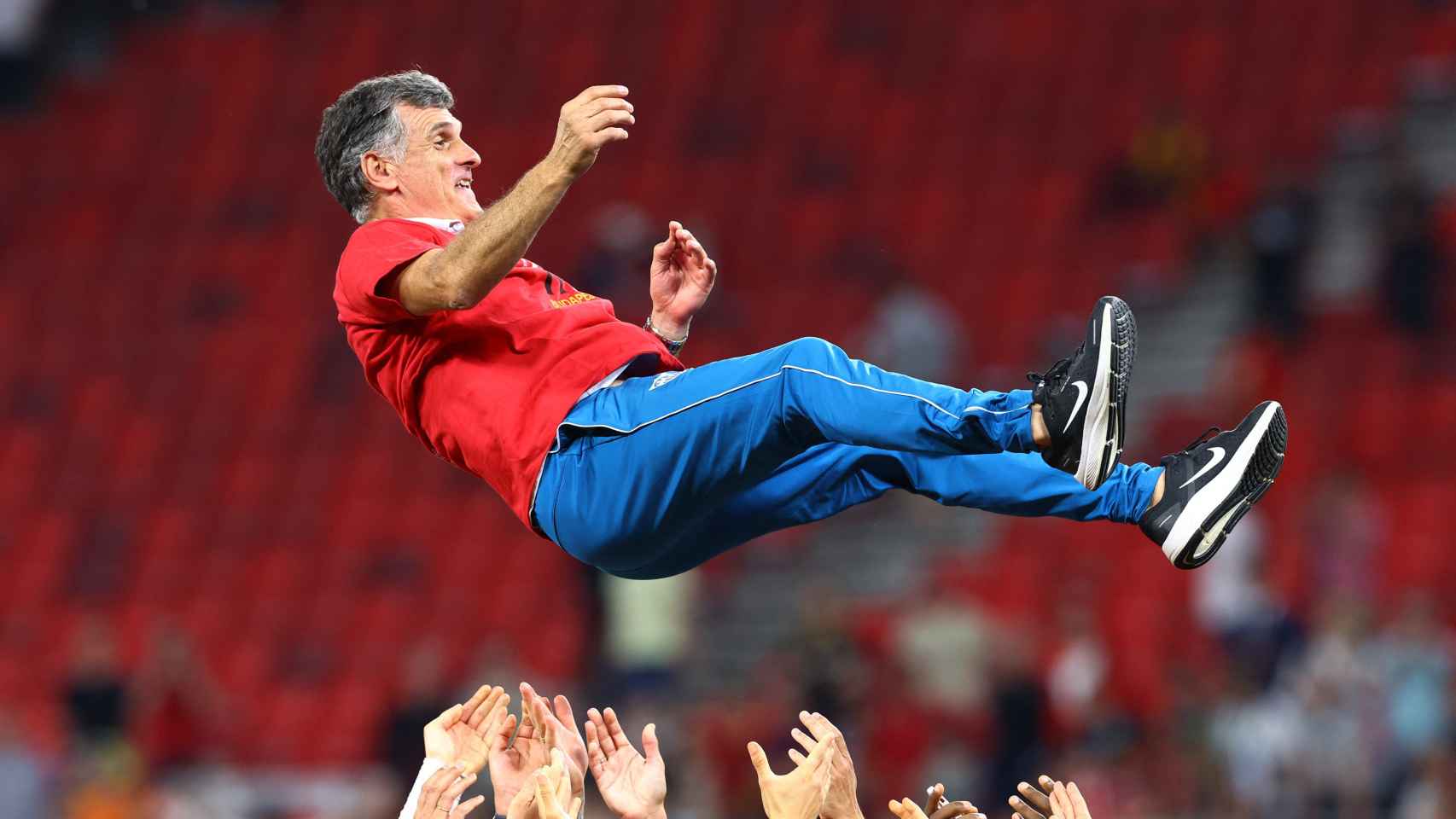 José Luis Mendilibar, entrenador del Sevilla, es manteado por los jugadores tras ganar la Europa League.