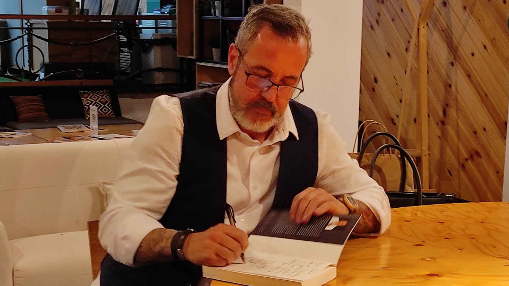 Óscar Tarruella, firmando libros durante la presentación.