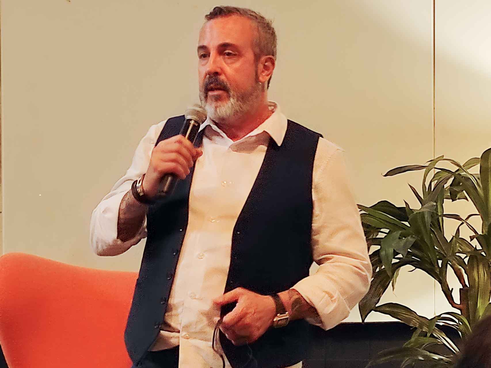 El investigador Óscar Tarruella, durante la presentación de su libro.