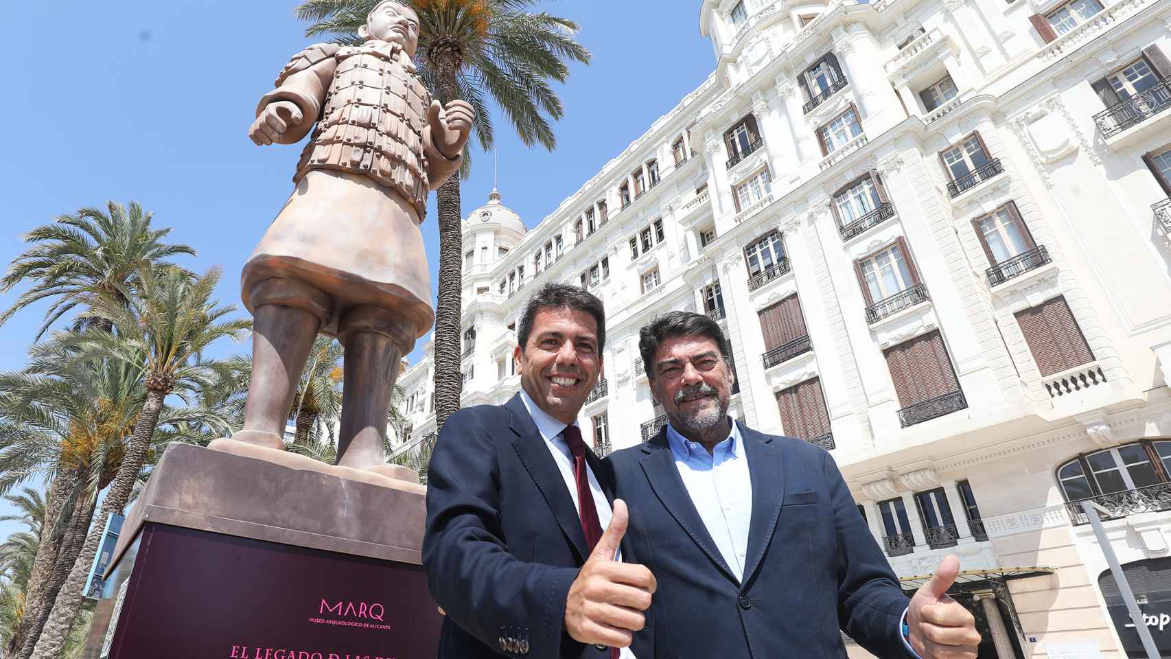 El previsible futuro president de la Generalitat, Carlos Mazón, visita en compañía del alcalde de Alicante, Luis Barcala,  la figura gigante del guerrero de Xi’an.