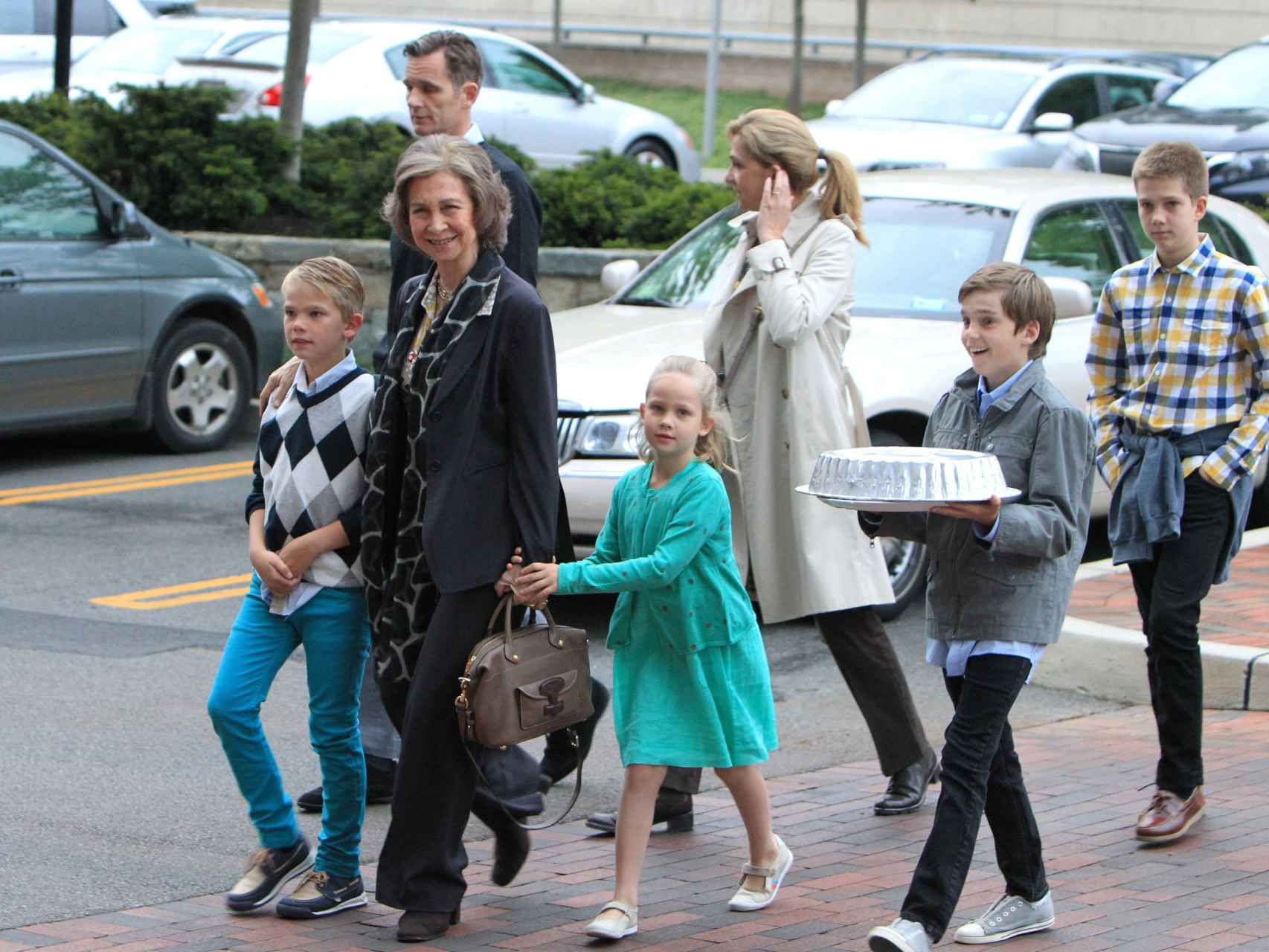 La reina Sofía, con Irene de la mano, y el resto de la familia en 2012.