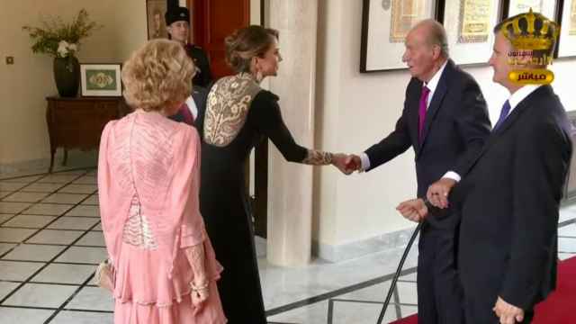 Los reyes Sofia y Juan Carlos I durante su llegada a la boda del heredero de Jordania.