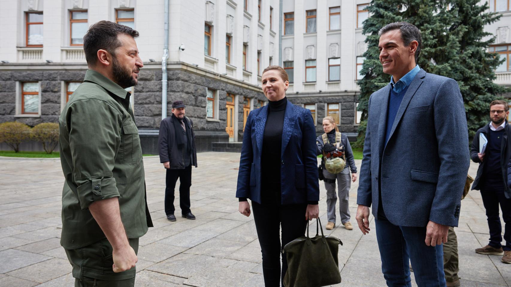 El prresidente de Ucrania, Volodymyr Zelensky, la primera ministra de Dinamarca, Mette Frederiksen, y Pedro Sánchez, el 21 de abril de 2022 en Kiev.,