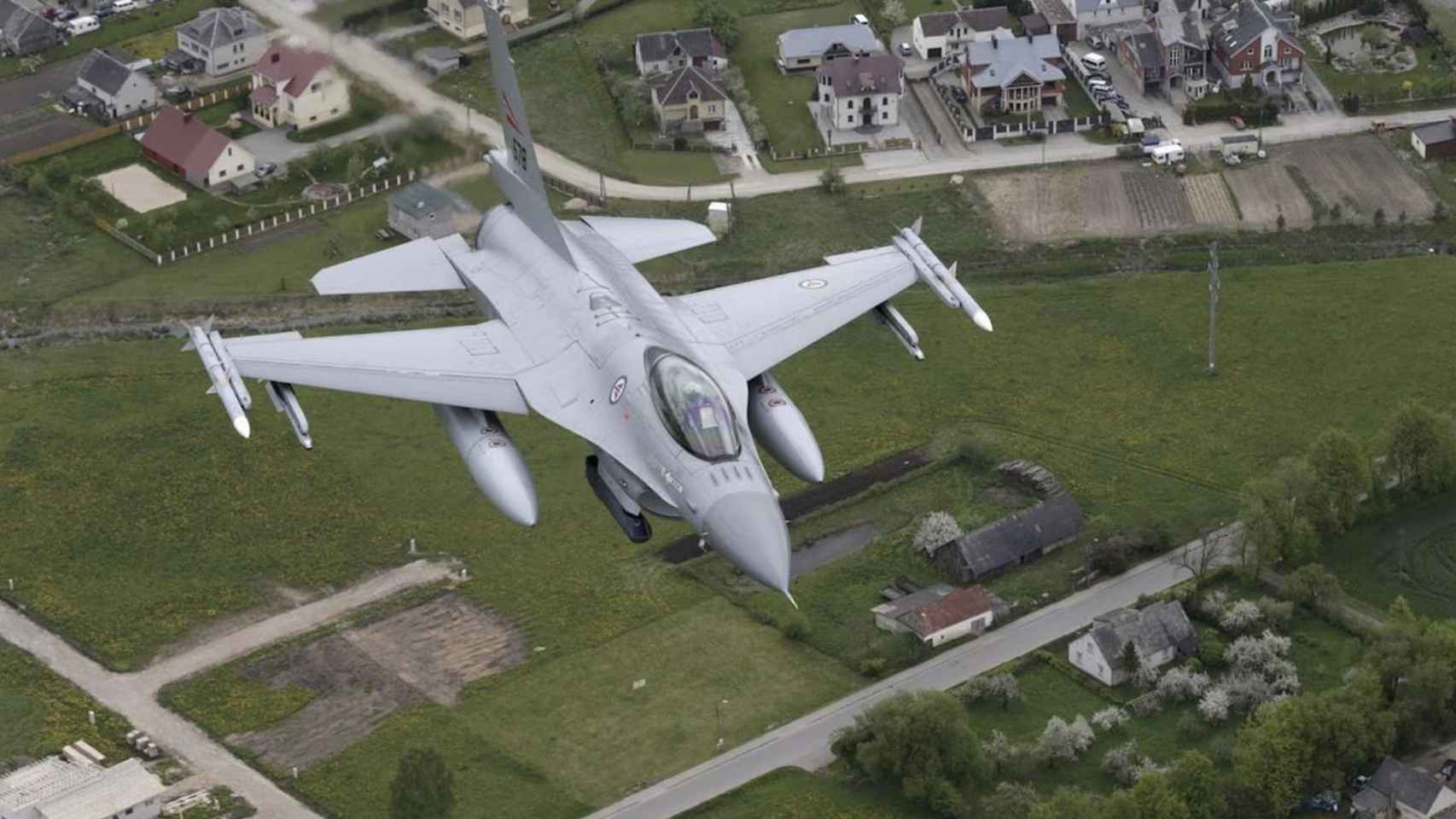 Un F-16 patrulla sobre Noruega.