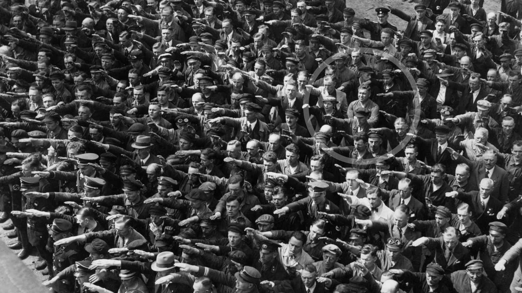 August Landmesser se niega a hacer el saludo nazi en 1936.