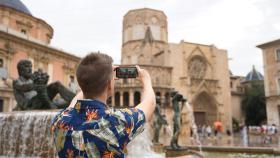 Un turista visita la ciudad de Valencia, en una imagen de archivo.