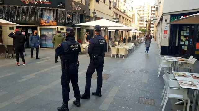 Control policial en la calle Castaños de Alicante, en el centro.