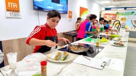 Una de las alumnas de los colegios de Alicante en la final del concurso 'Lápiz y cuchara'.