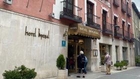 Unos turistas entrando en un hotel de Valladolid