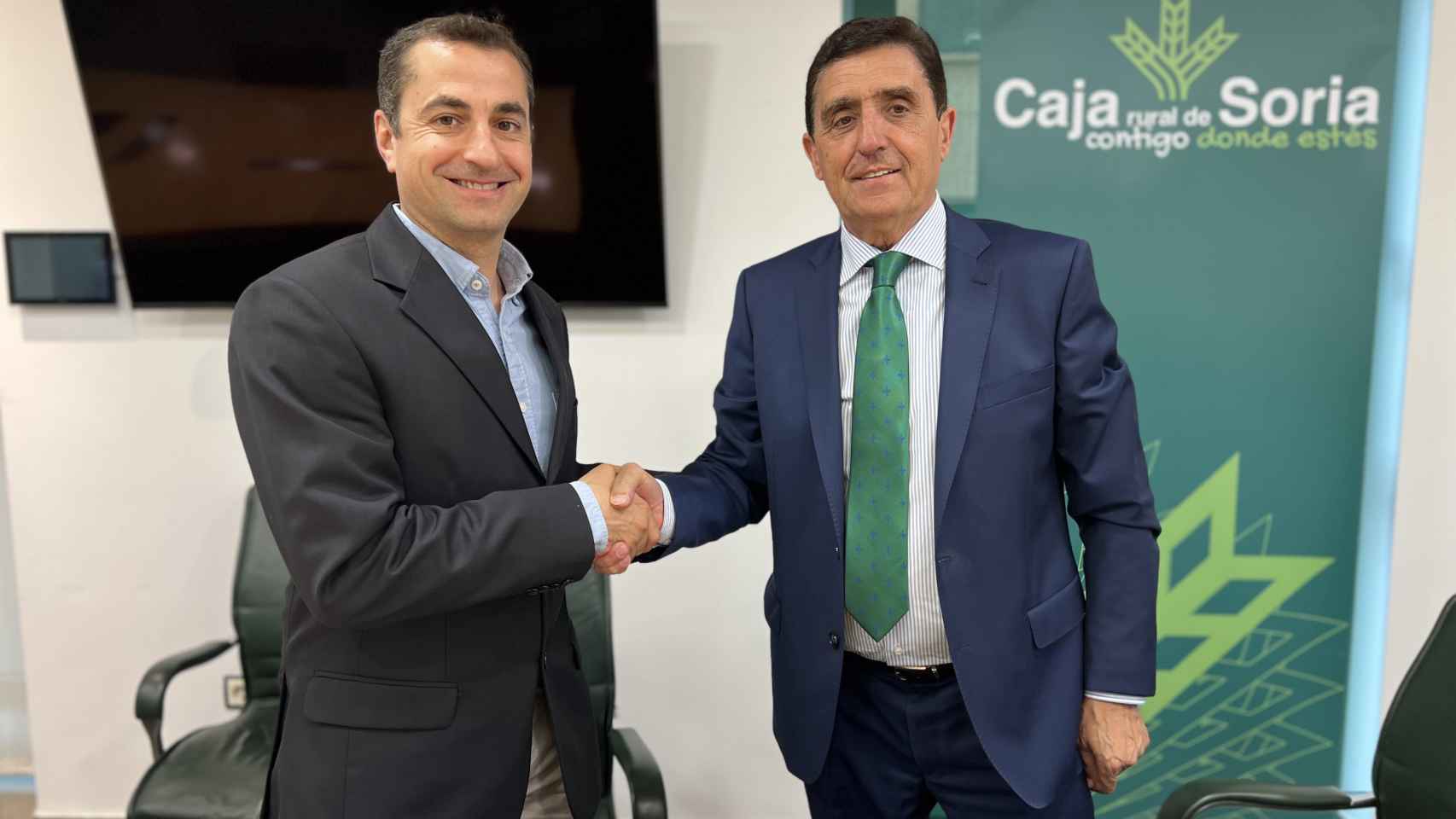 El  presidente de Caja Rural de Soria, Carlos Martínez y Alberto Martín Marín, director de Cáritas Diocesana de Osma-Soria