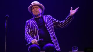 Resiste la "mala salud de hierro" de Joaquín Sabina: "Está muy bien dentro de sus limitaciones"