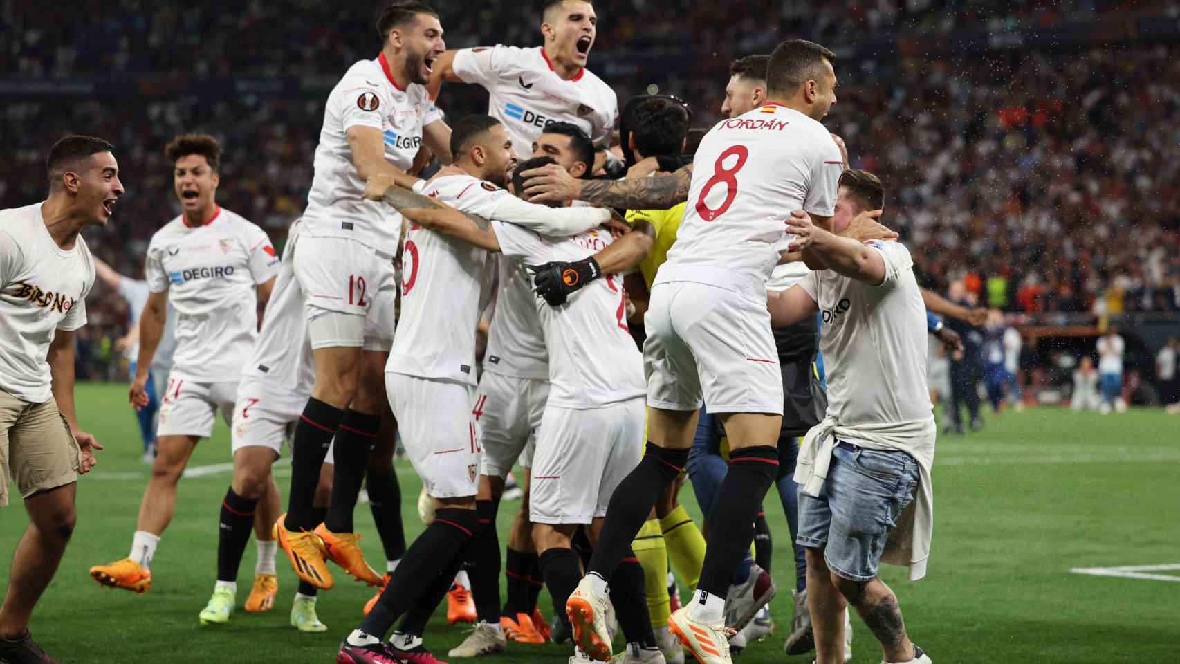 Los jugadores del Sevilla FC, celebrando la Europa League tras ganar a la Roma en los penaltis
