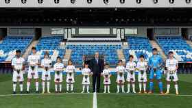 Florentino Pérez posa con los equipos que conforman las categorías inferiores del Real Madrid