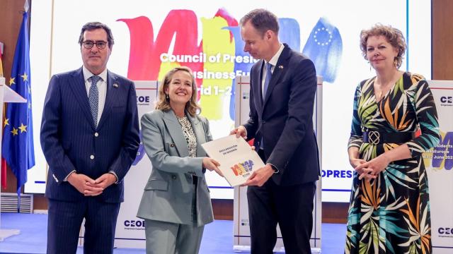 (I-D) El presidente de la CEOE, Antonio Garamendi; la vicepresidenta primera y ministra de Economía, Nadia Calviño; el presidente de BusinessEurope, Fredrik Persson, y la presidenta de la Confederación de la Industria y de los Empleadores Neerlandeses, Ingrid Thijssen.