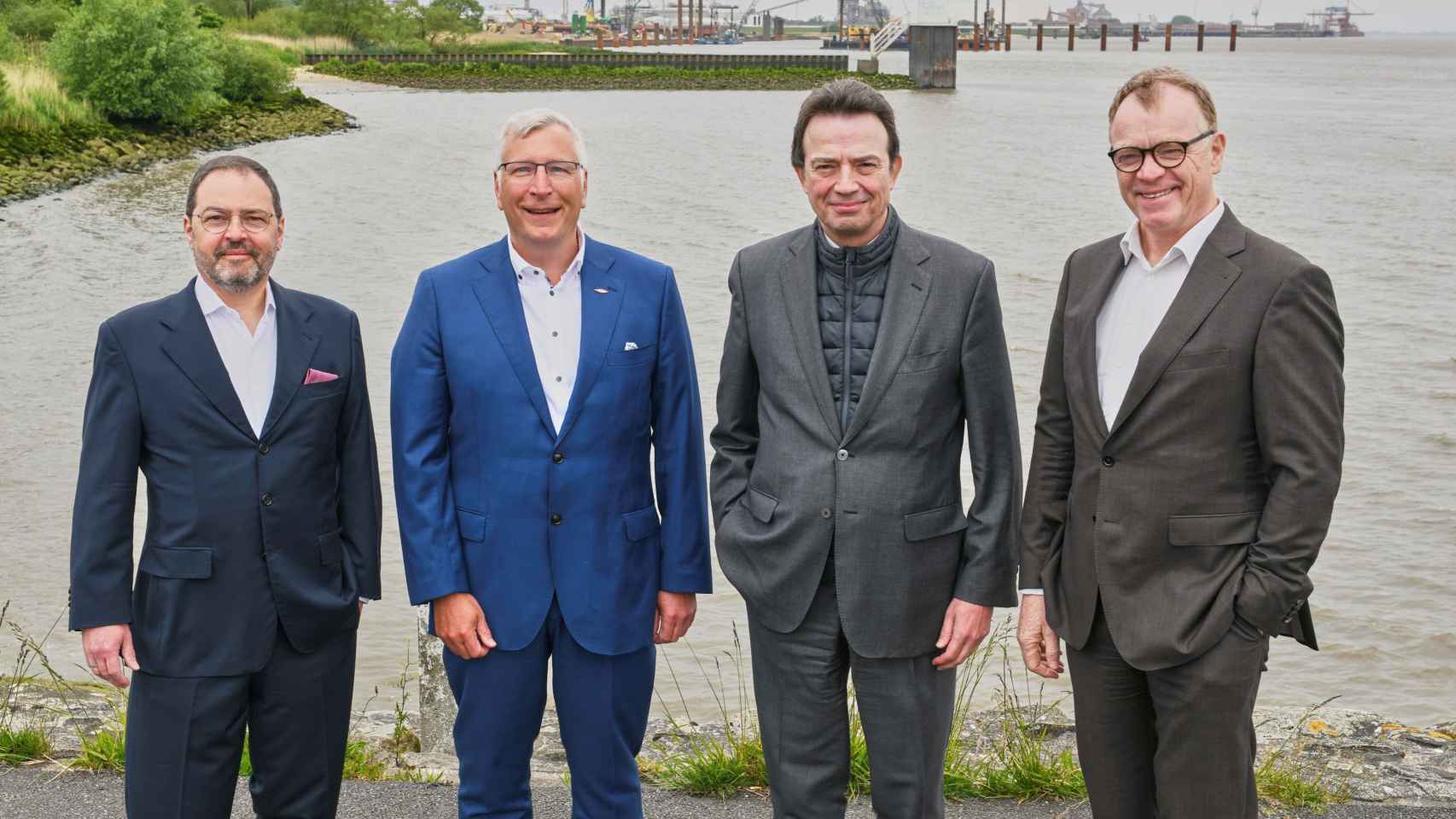 En Stade (Alemania) de izquierda a derecha: Carsten König, Director General de Partners Group; Dieter Schnepel, Director General de DOW; Arturo Gonzalo, Consejero Delegado de Enagás; y Johann Killinger, Director General de HEH y propietario de Buss Group.