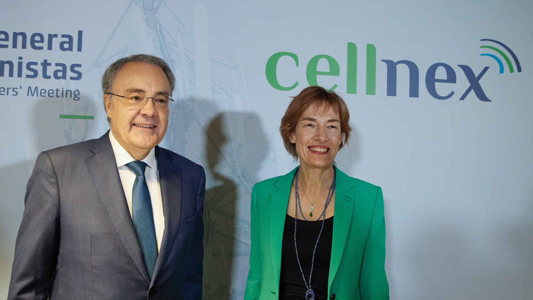 La presidenta de Cellnex, Anne Bouverot, y el consejero delegado, Tobías Martínez, posan a su llegada a un encuentro con los medios antes de su junta general de accionistas de 2023.