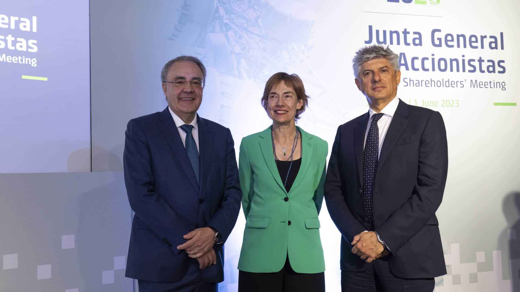 De izquierda a derecha: Tobías Martínez, Anne Bouverot y Marco Patuano en la junta de accionistas de Cellnex de 2023.
