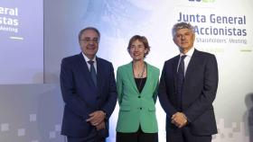 De izquierda a derecha: Tobías Martínez, Anne Bouverot y Marco Patuano en la junta de accionistas de Cellnex de 2023.