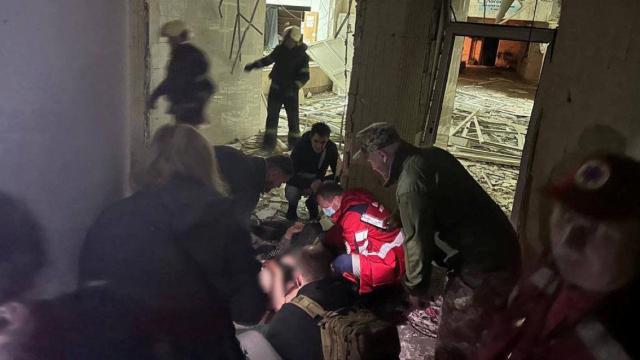 Sanitarios atendiendo a víctimas del último ataque sobre Kiev.