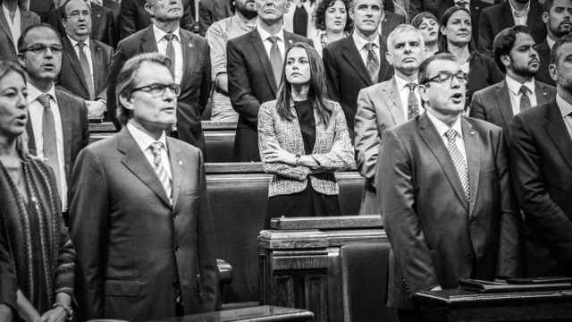 Inés Arrimadas se niega a cantar el himno catalán en el Parlamento autonómico.