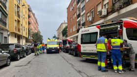 Efectivos de Criz Roja desplazados al incendio en un bloque de viviendas en Badajoz.