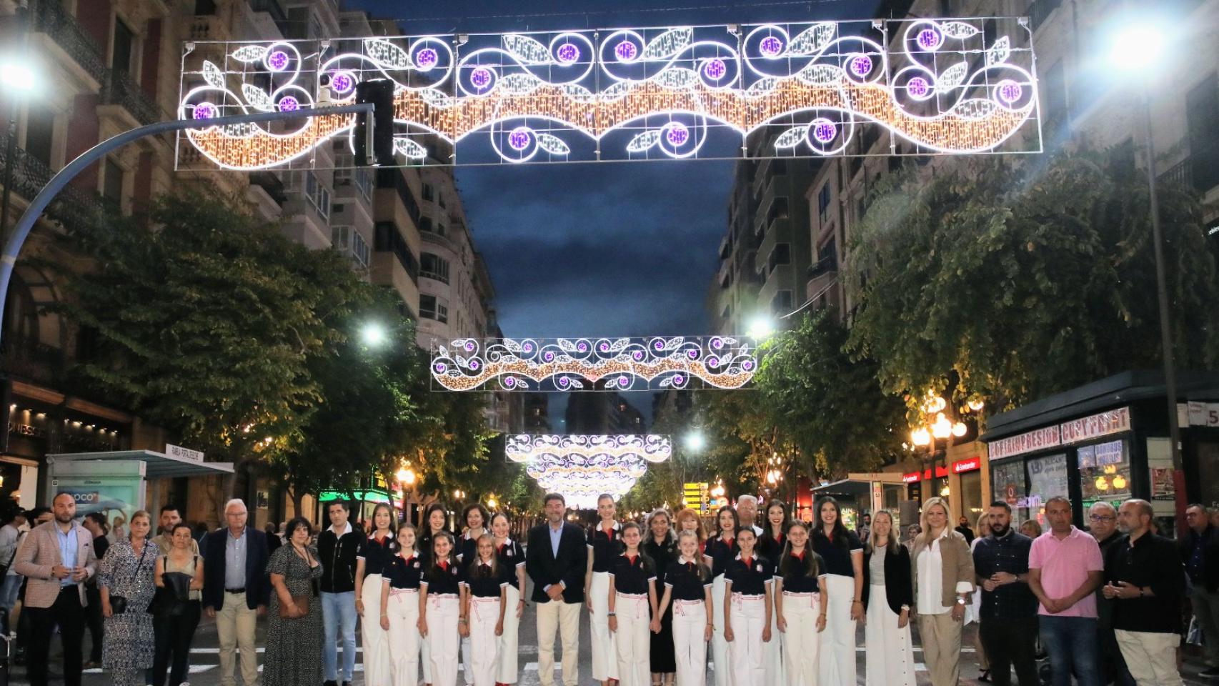 Las Belleas del Foc y sus damas con los representantes de la corporación en la Rambla.