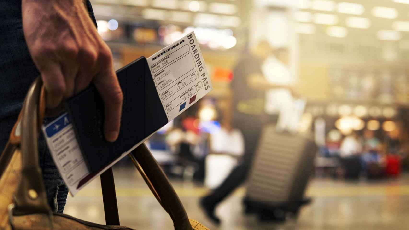 Una persona con su tarjeta de embarque en un aeropuerto.