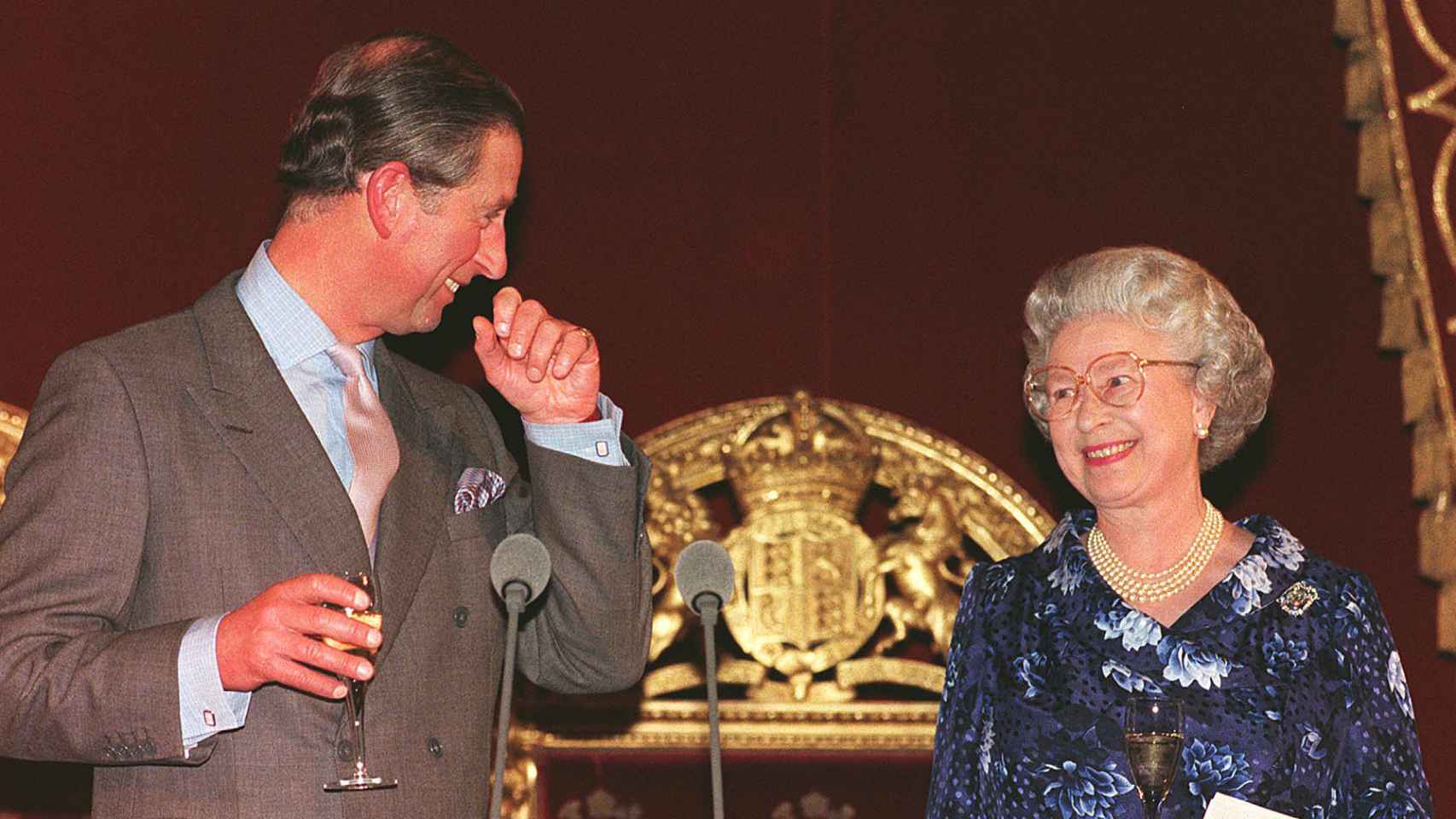 Isabel II y su hijo Carlos III, en una imagen de 1998.