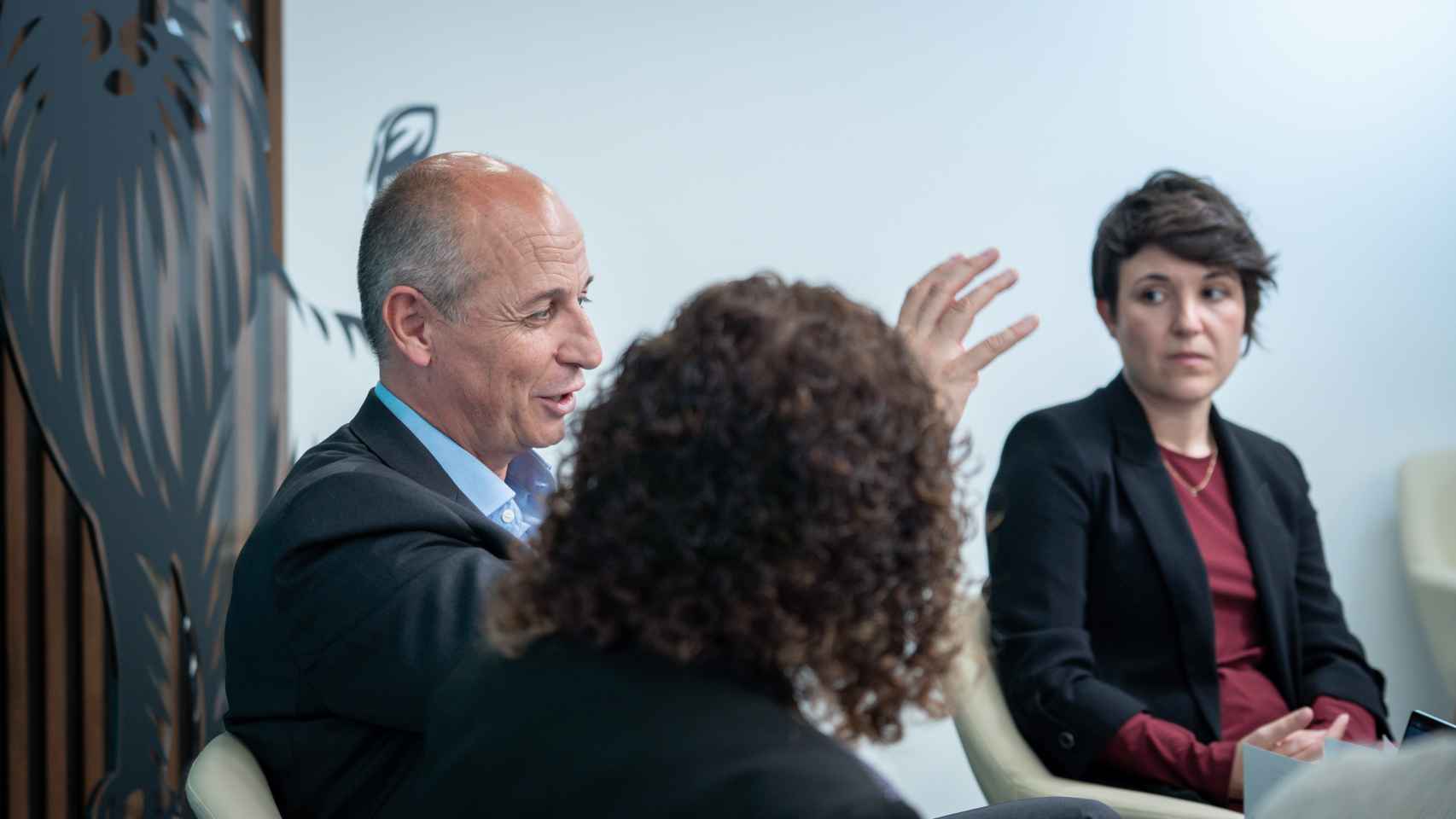 Nacho Martín (Dell Technologies) y Sara Bañuelos (Bodegas Ramón Bilbao), en la mesa redonda sobre innovación y ODS.