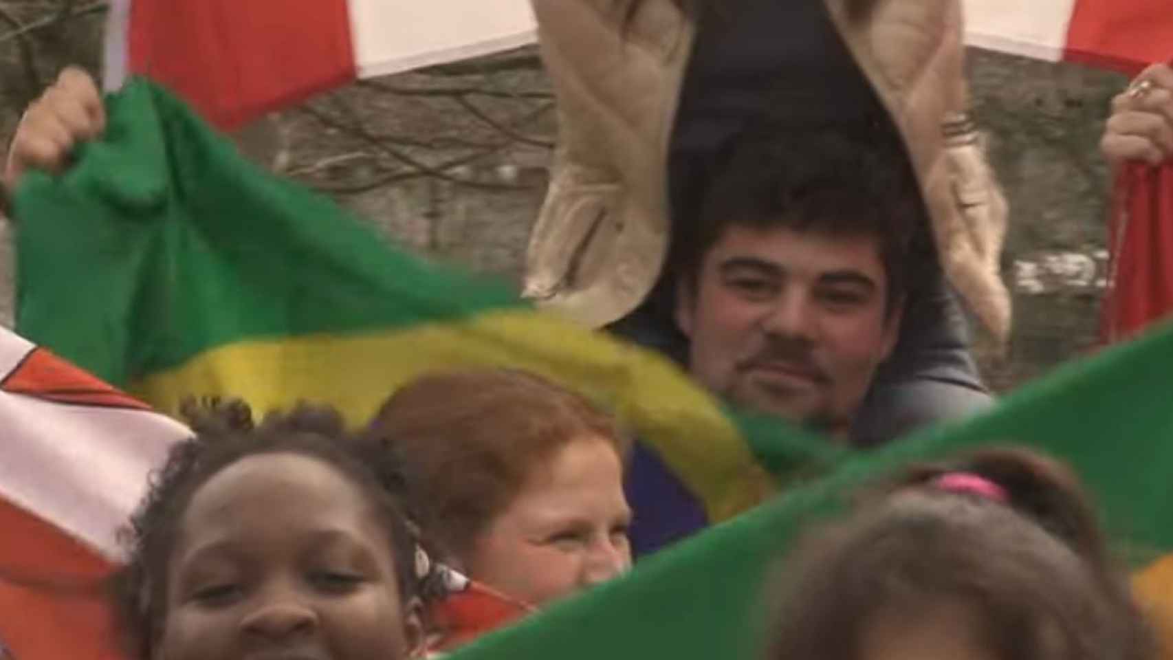 Gabriel con la bandera de Brasil en un vídeo de YouTube publicado por el UWC Atlantic College.