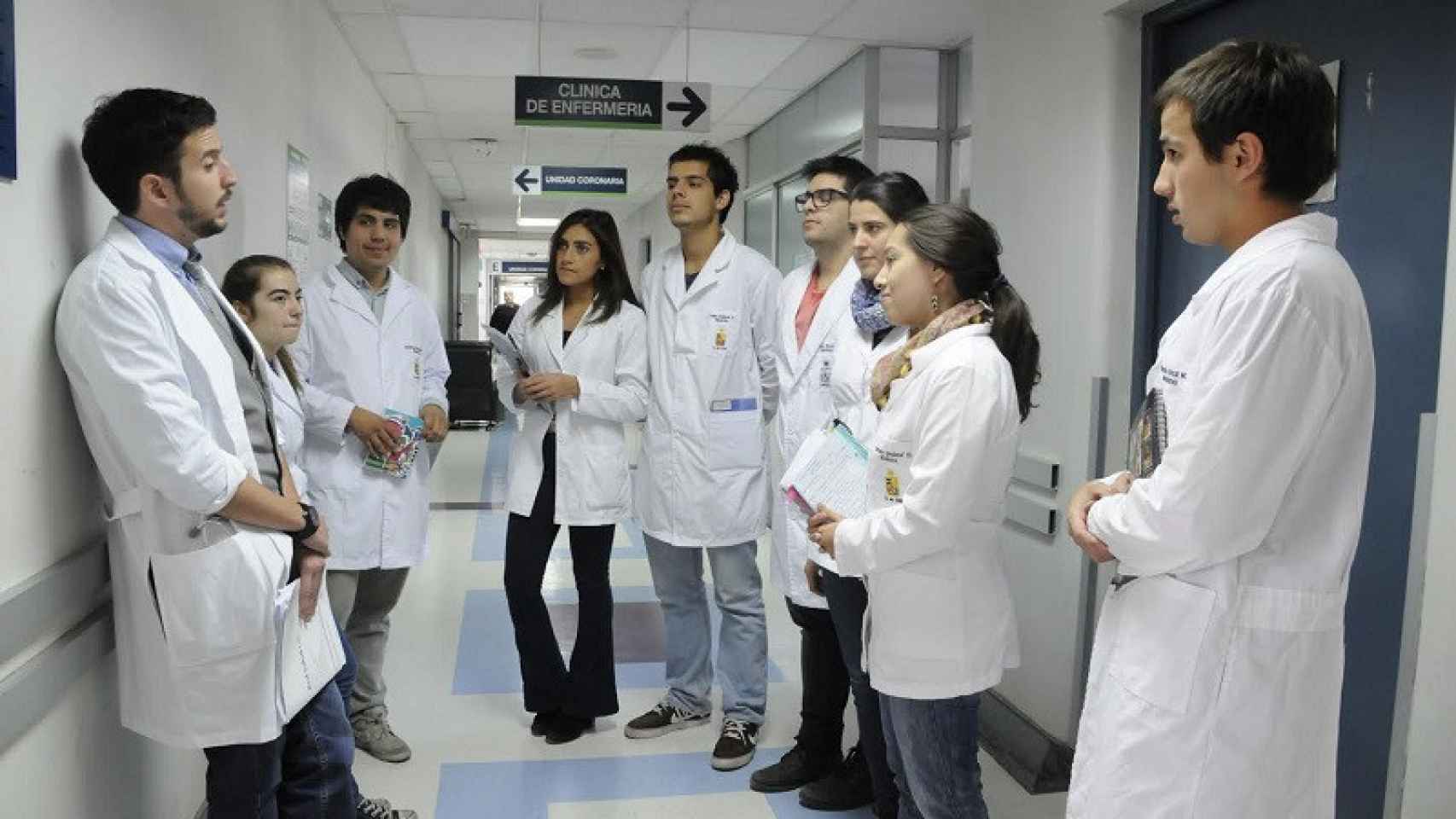 Grupo de estudiantes en prácticas en un hospital.