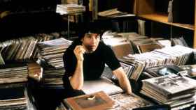 John Cusack, rodeado de discos, en una escena de la película 'Alta Fidelidad'.