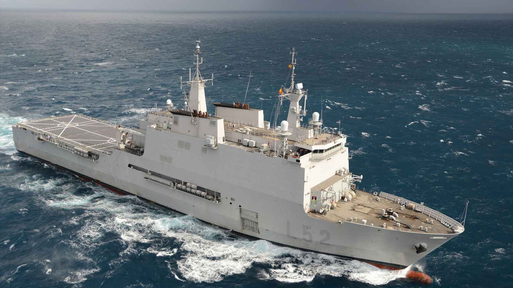 El buque de asalto anfibio 'Castilla' de la Armada ha participado en la parada de Motril