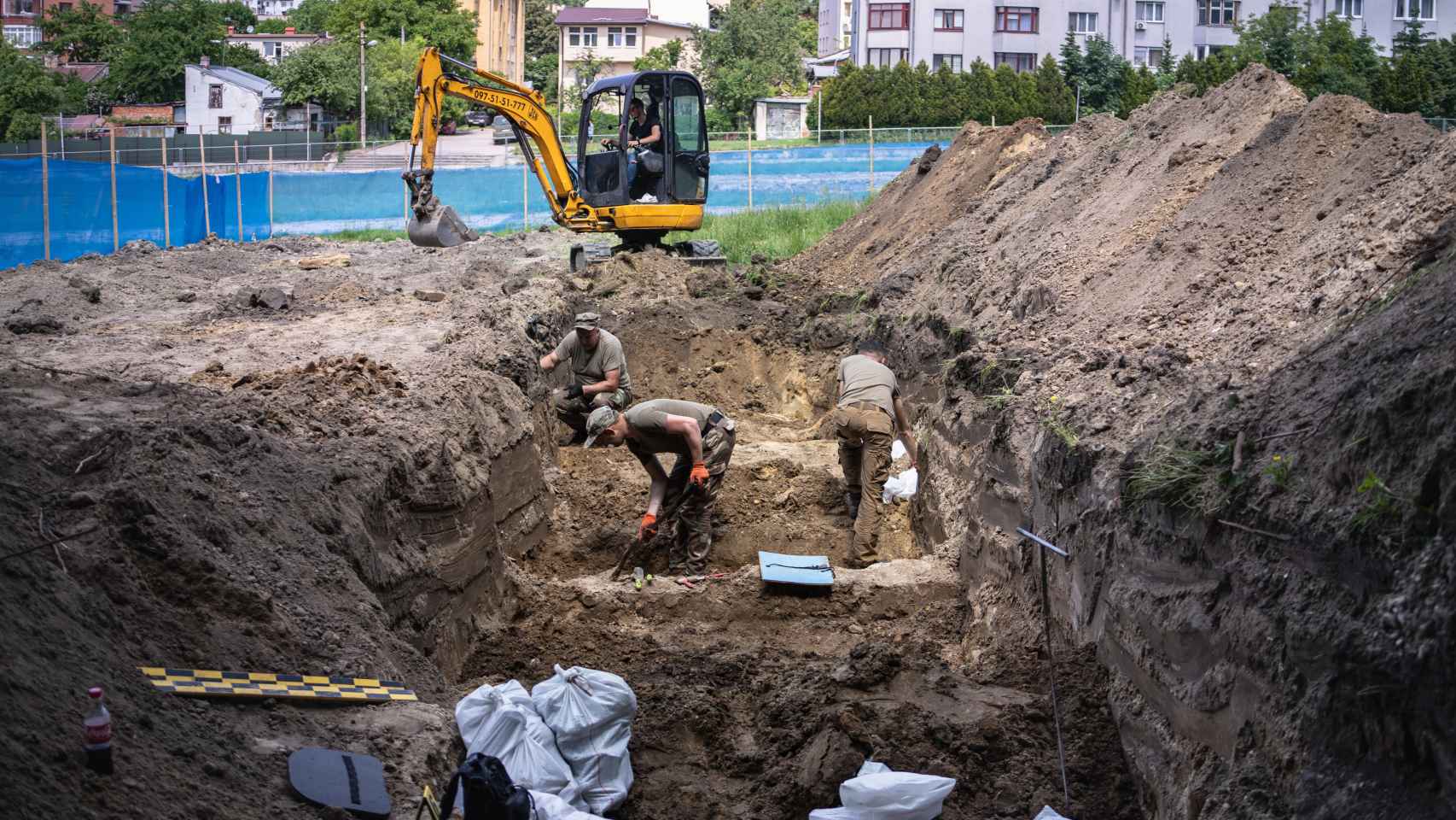 Una excavadora apoya el trabajo de los hombres de Kharchuk, hasta que hallan nuevos restos. Entonces, comienza el esfuerzo con pequeñas brochas y palas para no romper los huesos.