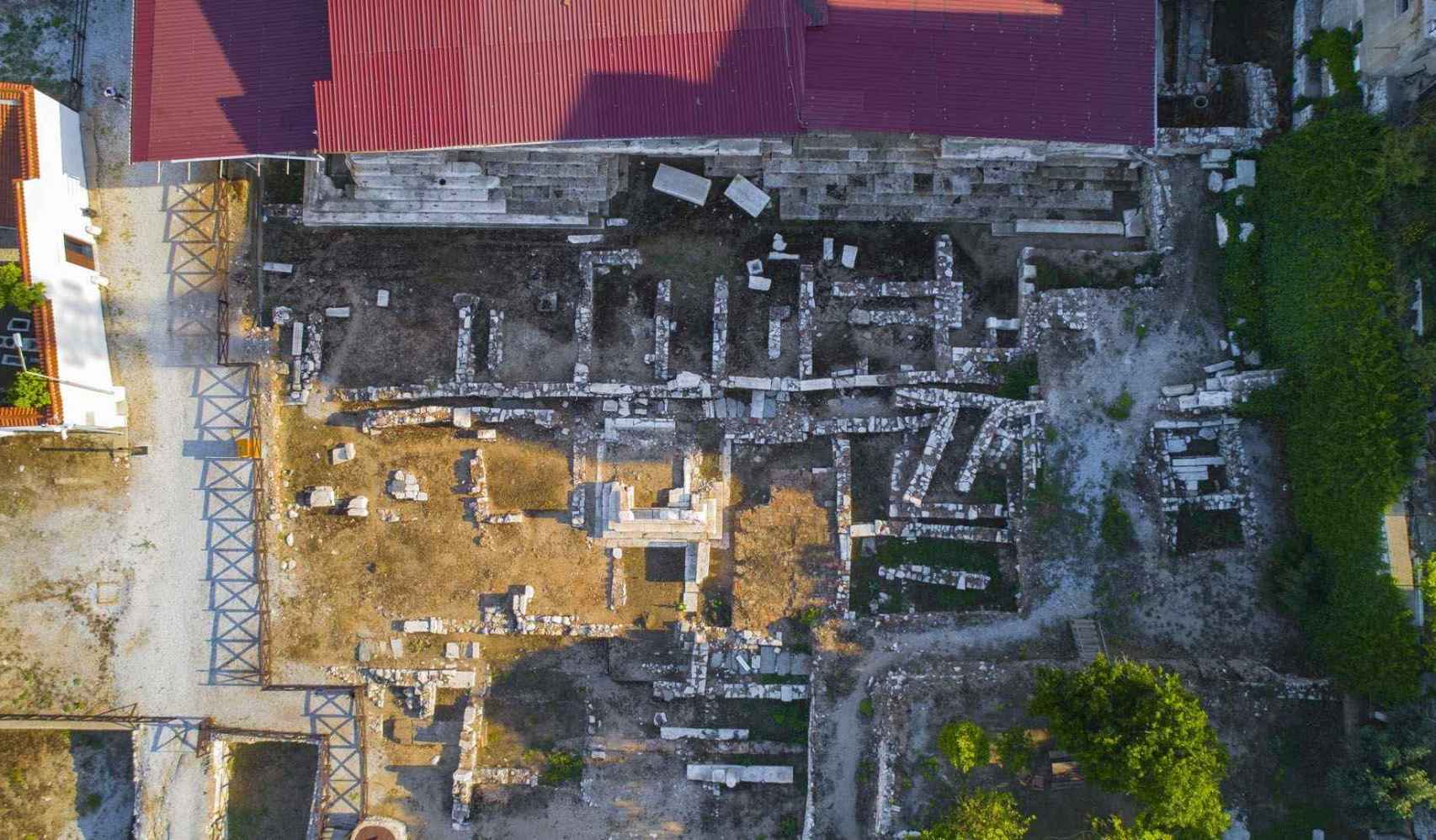Imagen aérea de la tumba de Hecatomno. Bajo el tejado protector se encuentra la cámara funeraria.
