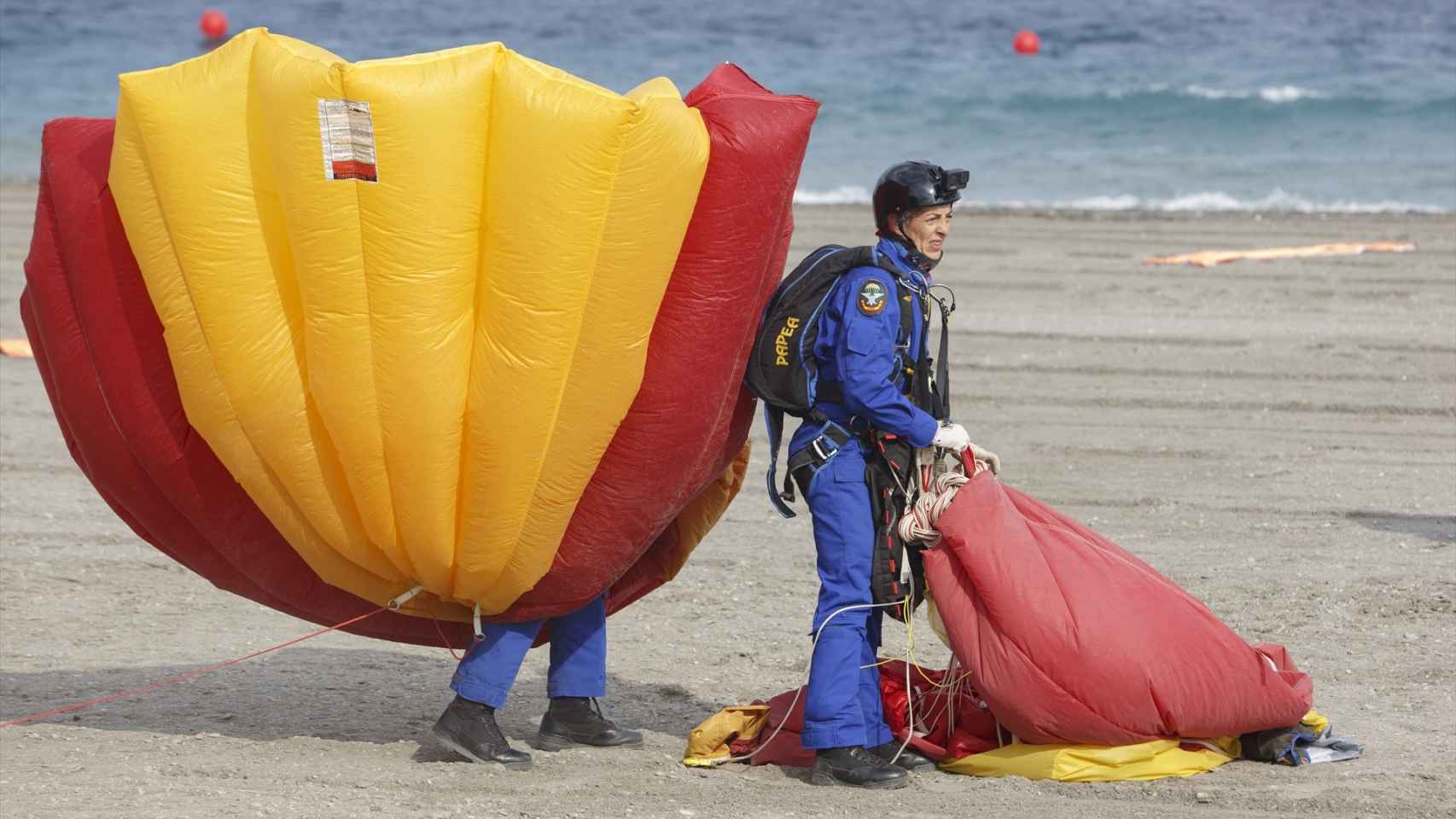 Paracaidistas de la fuerzas armadas en los actos previstos con motivo del Día de la Fuerzas Armadas, donde ha asistido el Rey Felipe VI en la Playa de Poniente, a 02 de junio del 2023