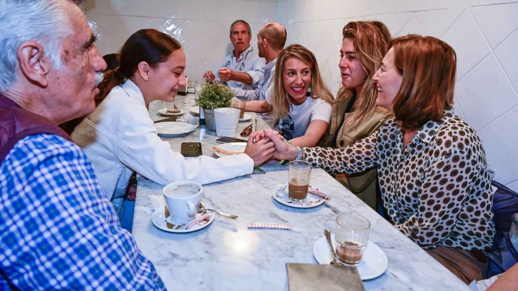 María Guardiola y su familia desayunando en una churrería de Cáceres, durante la jornada de reflexión, el 27 de mayo.