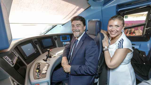 Luis Barcala y Mari Carmen Sánchez en la llegada del tren de alta velocidad de Iryo a Alicante.