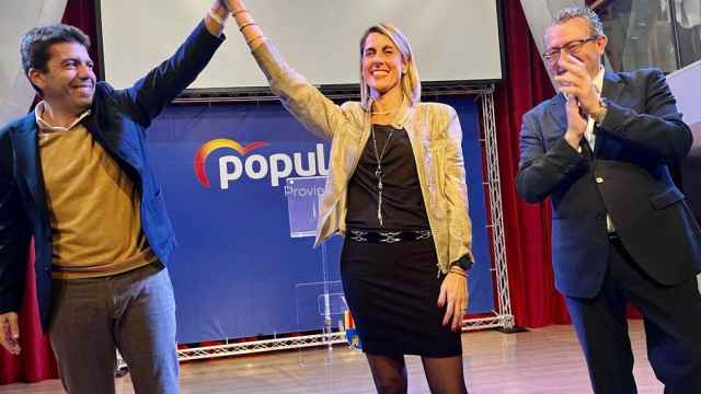 La futurible alcaldesa de Crevillent, Lourdes Aznar, en un acto electoral con Carlos Mazón, presidenciable del PP a la Comunitat.