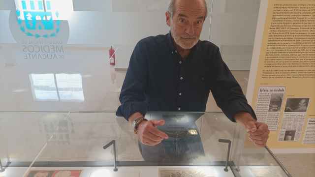 José Tuells junto a los documentos sobre la exposicón de 'La vacuna de la viruela'.