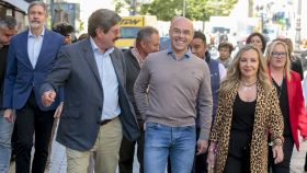 Dirigentes de Vox León con el vicepresidente del partido, Jorge Buxadé, en un acto de campaña.