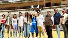 Varios de los jóvenes taurinos que forman la asociación el día de su presentación en la plaza de toros de Valladolid