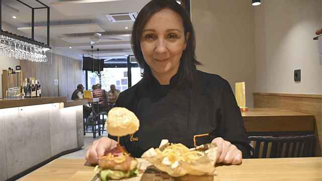 Eva con la minihamburguesa ganadora en el Bar La Teja de Valladolid
