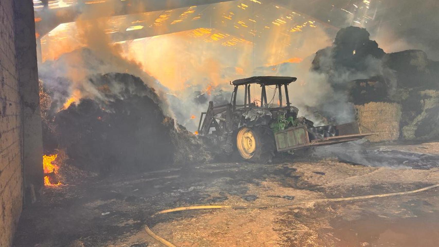 Imagen del estado de la nave tras el incendio en el municipio zamorano de Villaveza del Agua.